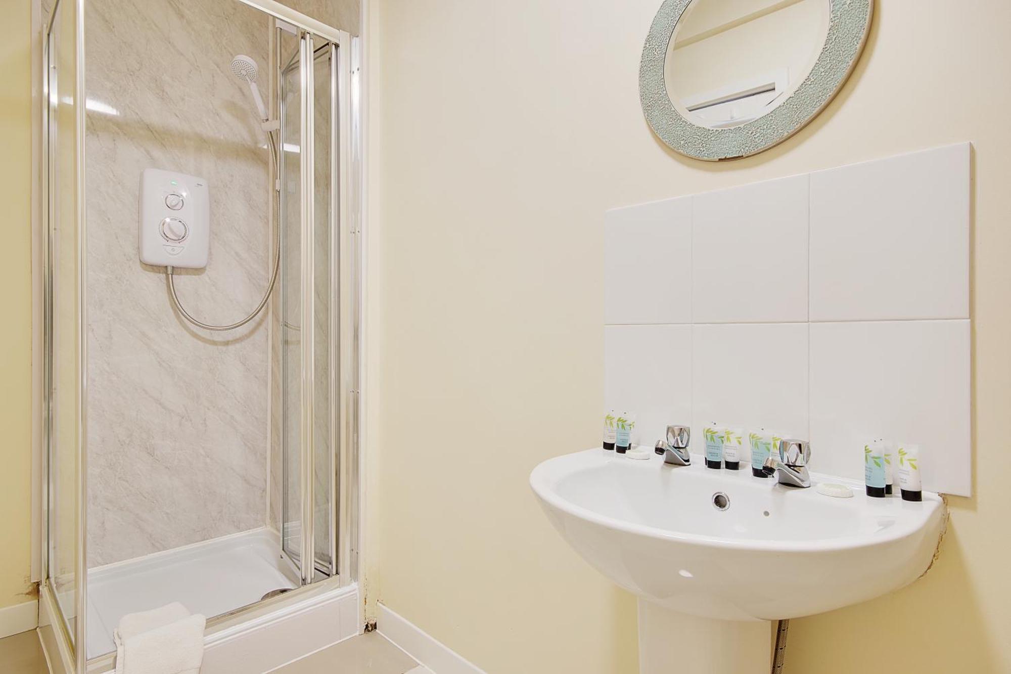 בורנמות' Hotel Azure Beach מראה חיצוני תמונה