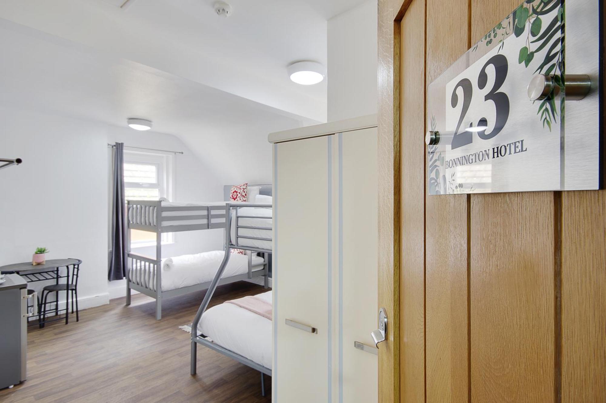 בורנמות' Hotel Azure Beach מראה חיצוני תמונה
