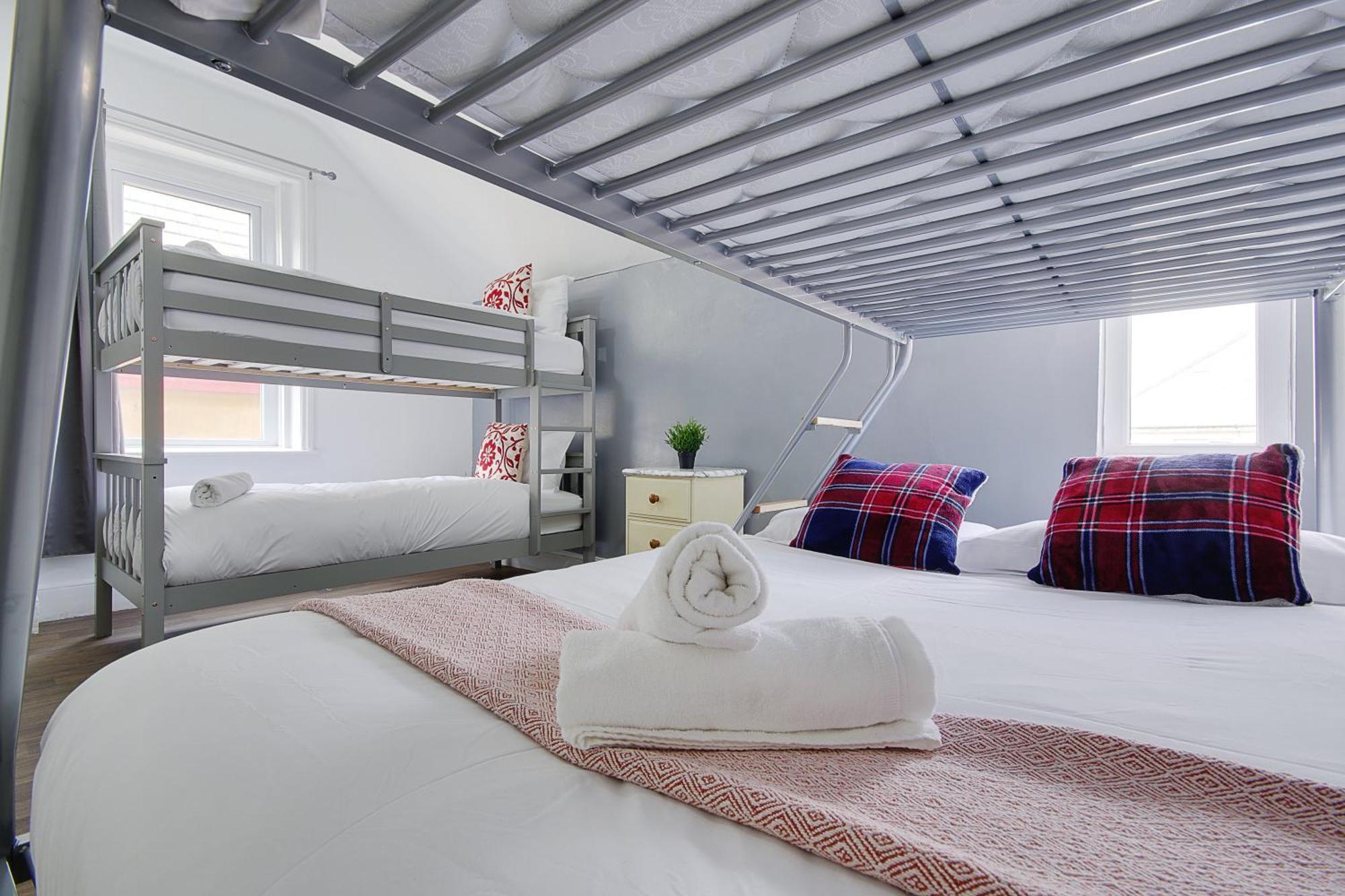 בורנמות' Hotel Azure Beach מראה חיצוני תמונה