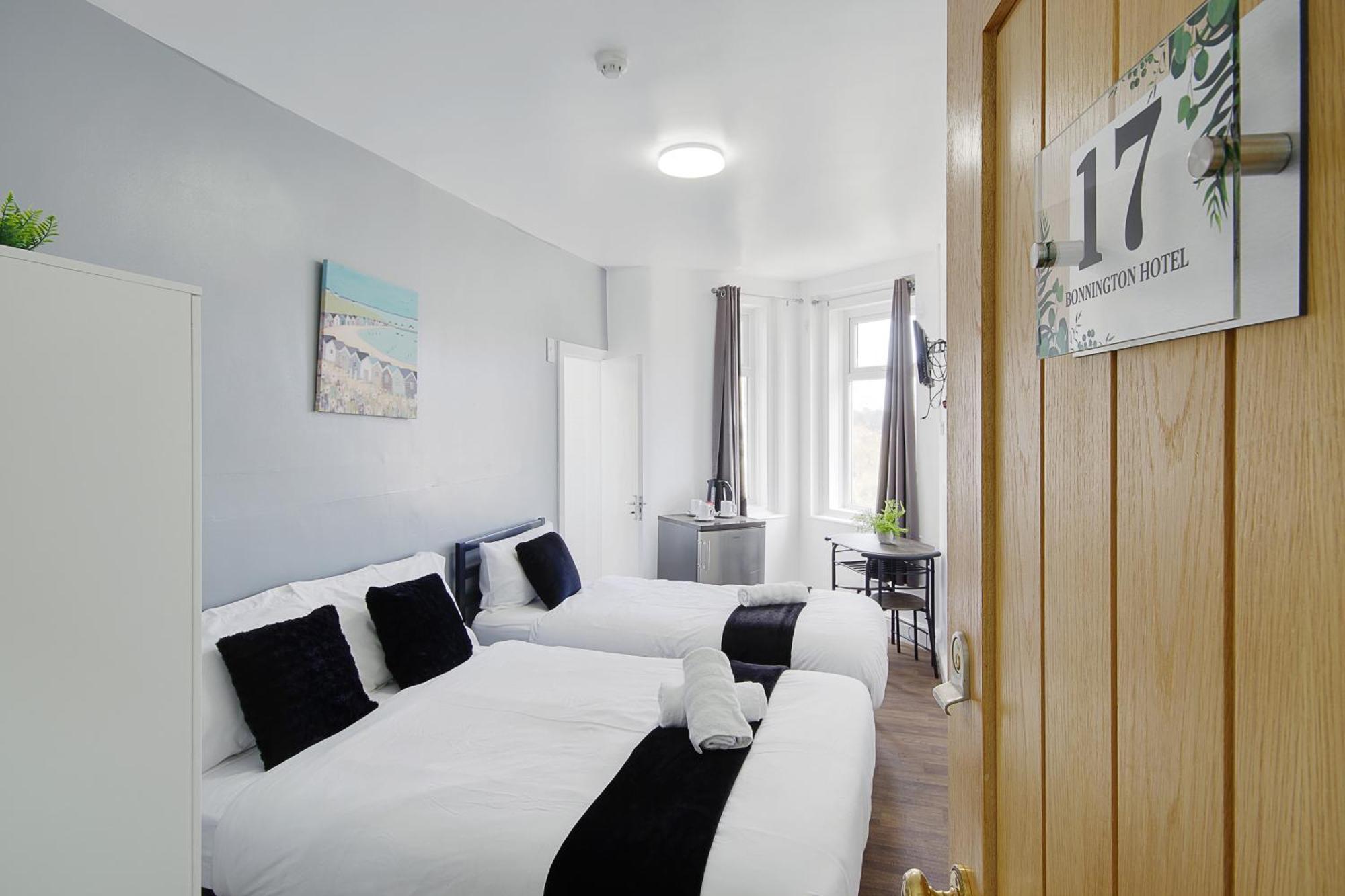 בורנמות' Hotel Azure Beach מראה חיצוני תמונה