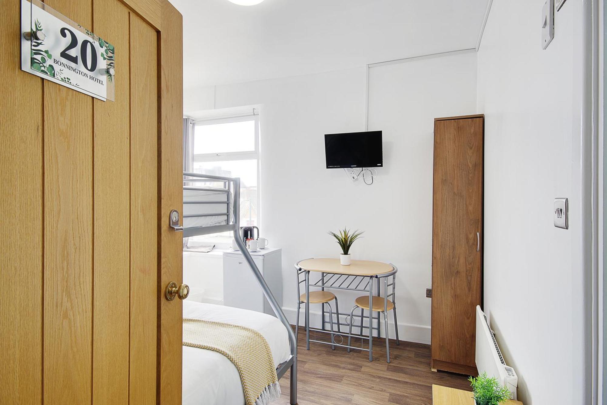 בורנמות' Hotel Azure Beach מראה חיצוני תמונה