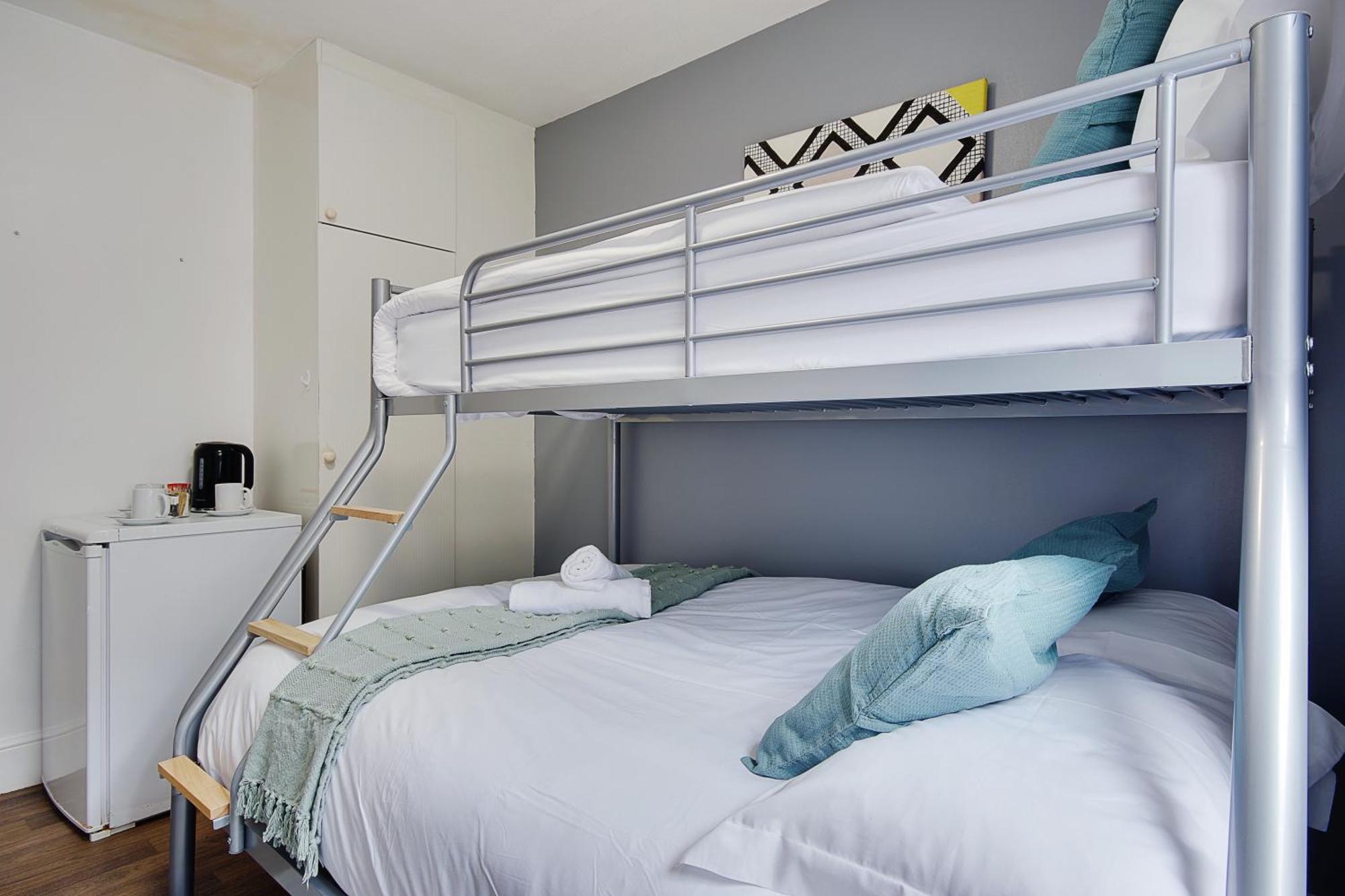 בורנמות' Hotel Azure Beach מראה חיצוני תמונה