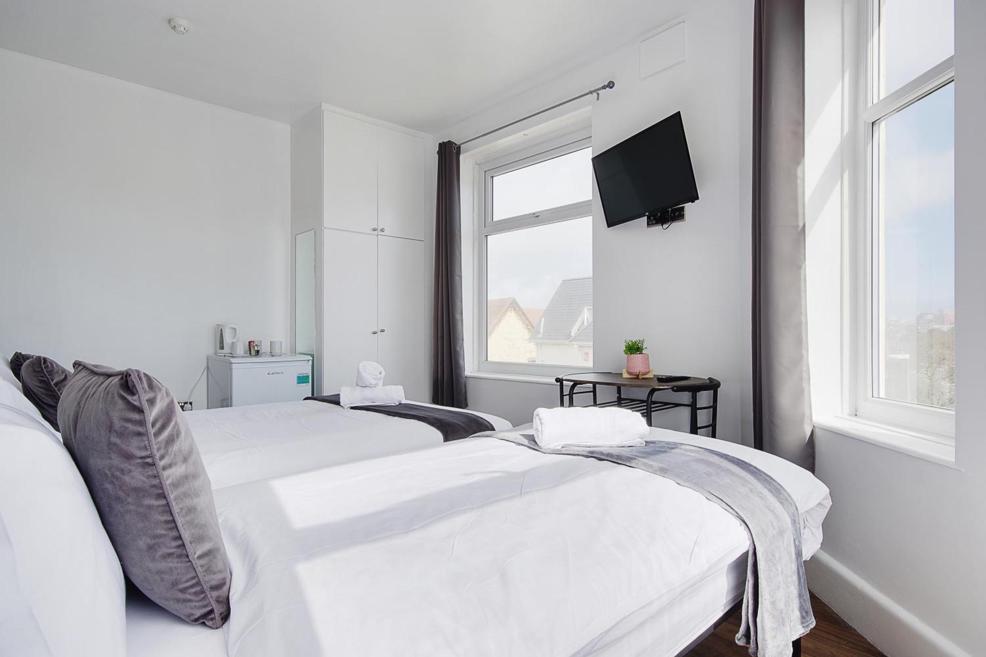 בורנמות' Hotel Azure Beach מראה חיצוני תמונה